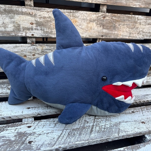 Maxwell the shark by Gund - Picture 8 of 12